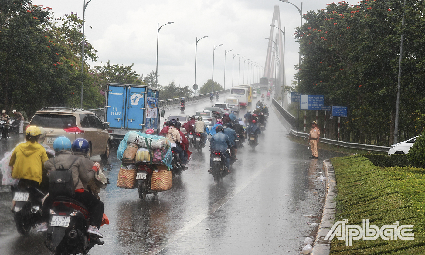 Các phương tiện nối đuôi nhau di chuyển rất chậm.