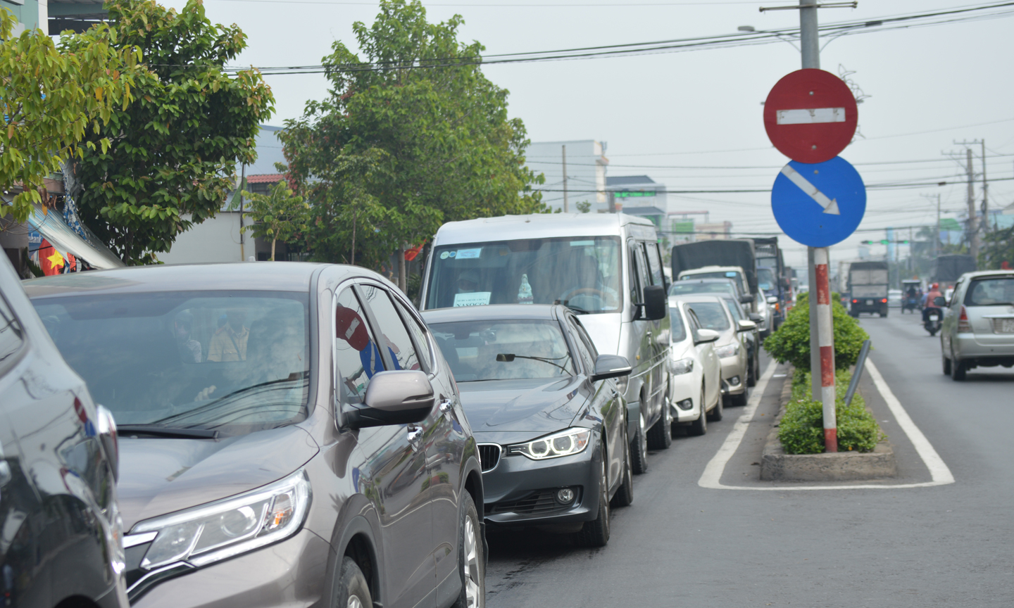 Các phương tiện nối đuôi nhau qua cầu Rạch Miễu sáng ngày 29-4.