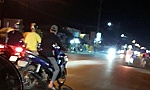 Nhiều thanh niên dàn hàng ngang đua xe trên Quốc lộ 50