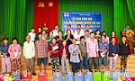 NSND Lệ Thủy tặng quà cho người nghèo ở huyện Chợ Gạo