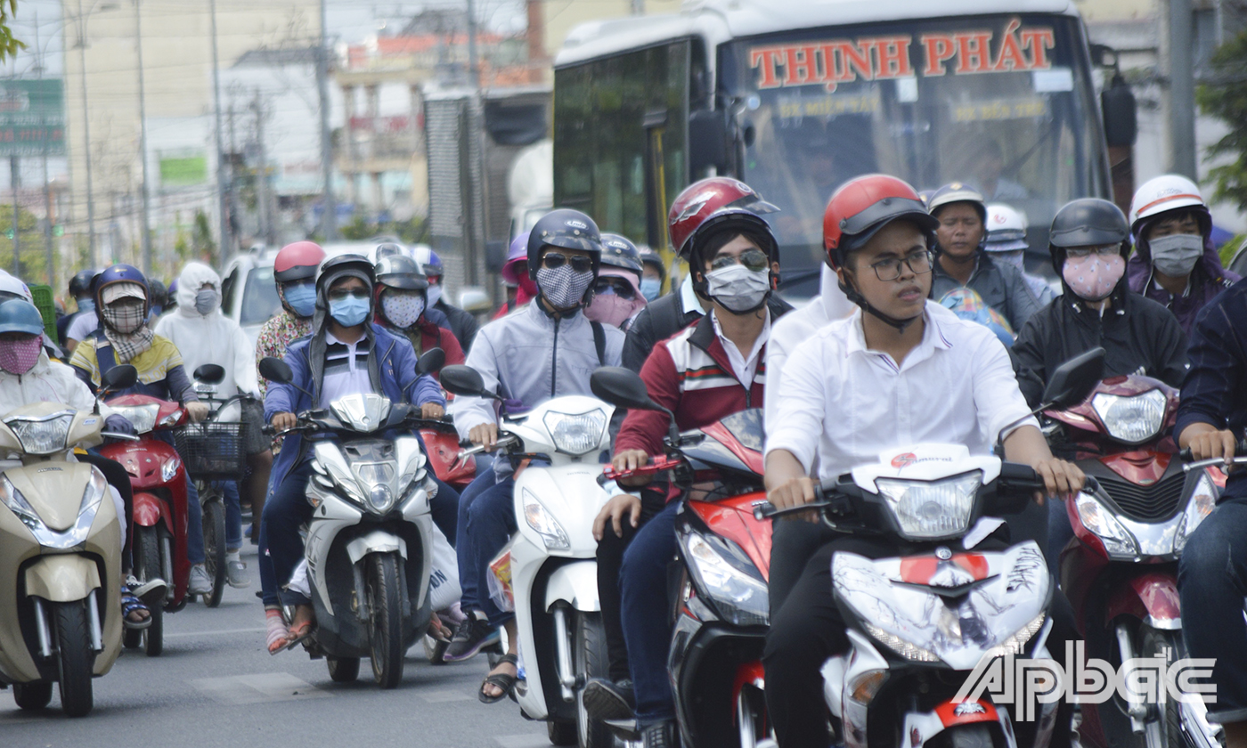 Dù phương tiện đông, nhưng không xảy ra tình trạng ùn ứ.