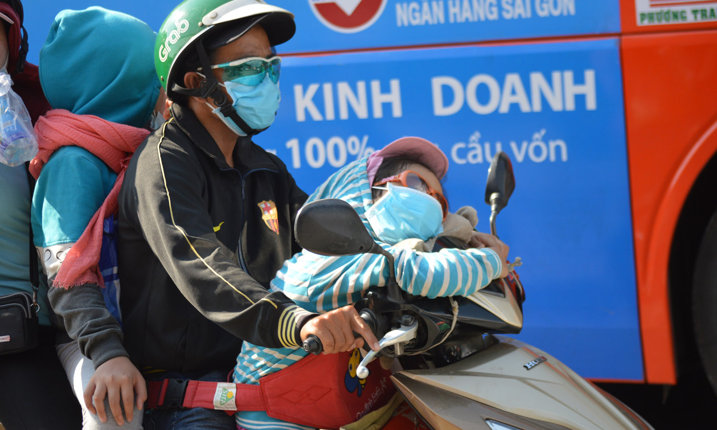 Nhiều em nhỏ mệt mỏi khi phải đi đường dài.