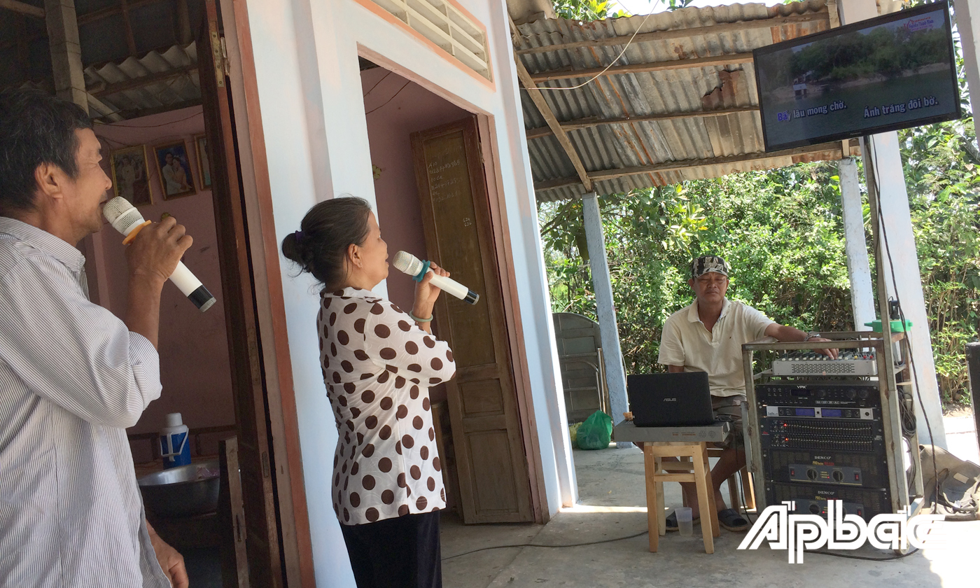 Hát karaoke tại một hộ gia đình.