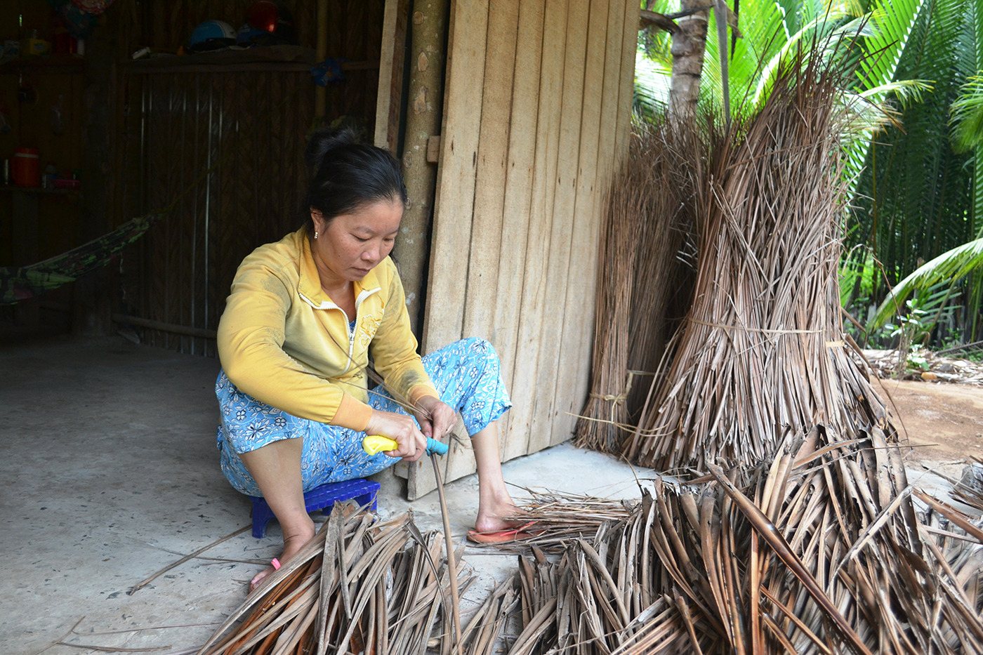 Chị Diệu chuốt cộng dừa 