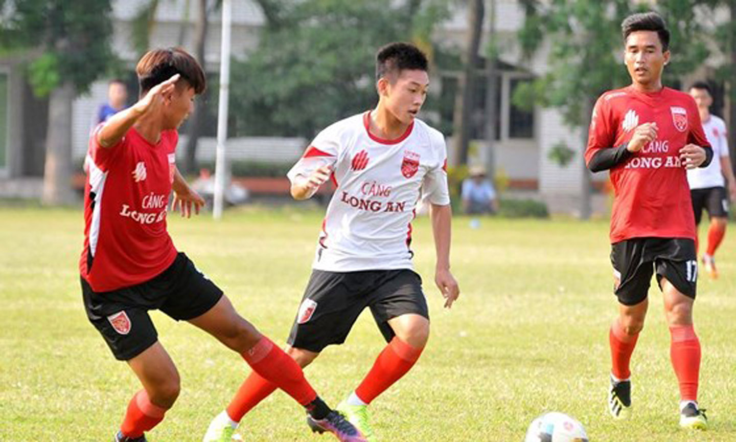 Đội trẻ Long An với lực lượng từ các lứa U21 và U19. Ảnh: Anh Tuấn