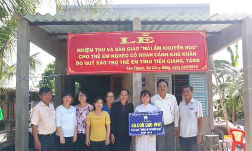 Chụp hình lưu niệm cùng gia đình. 
