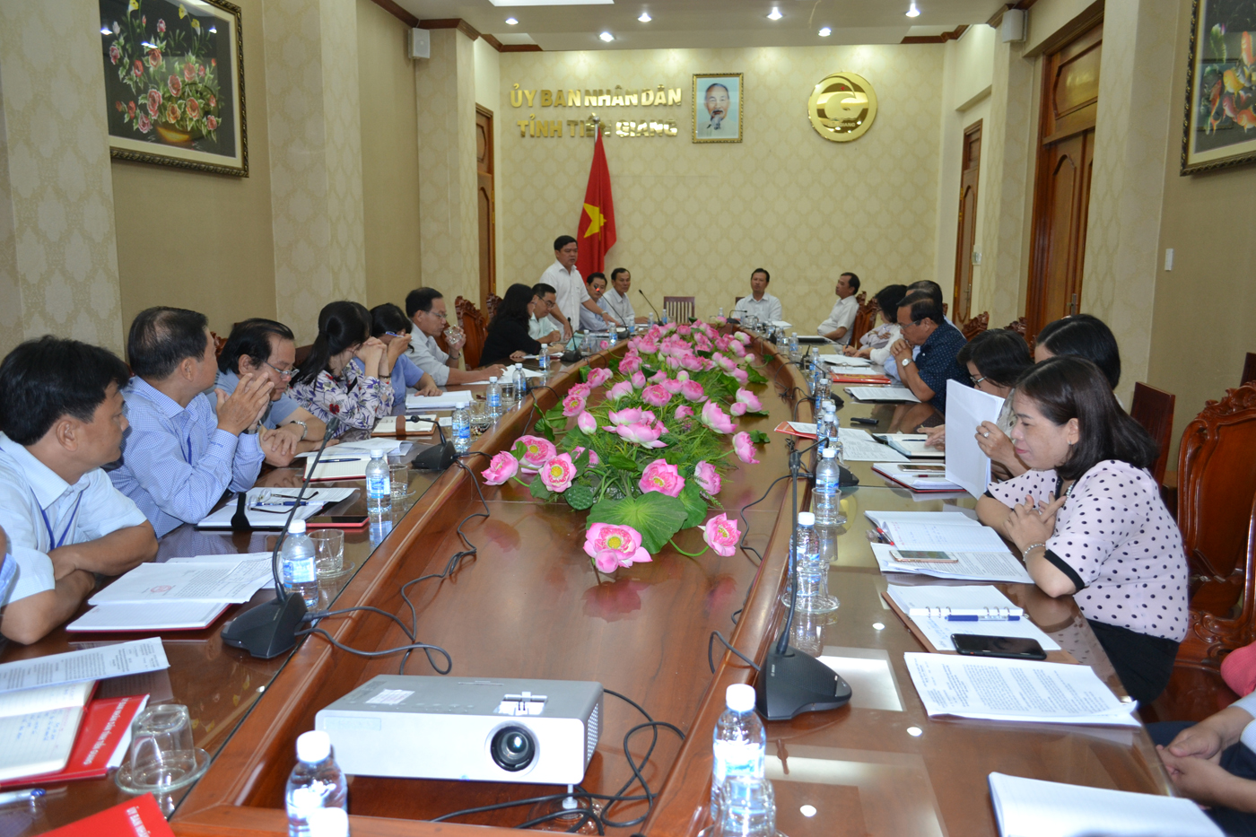 Quang cảnh cuộc họp