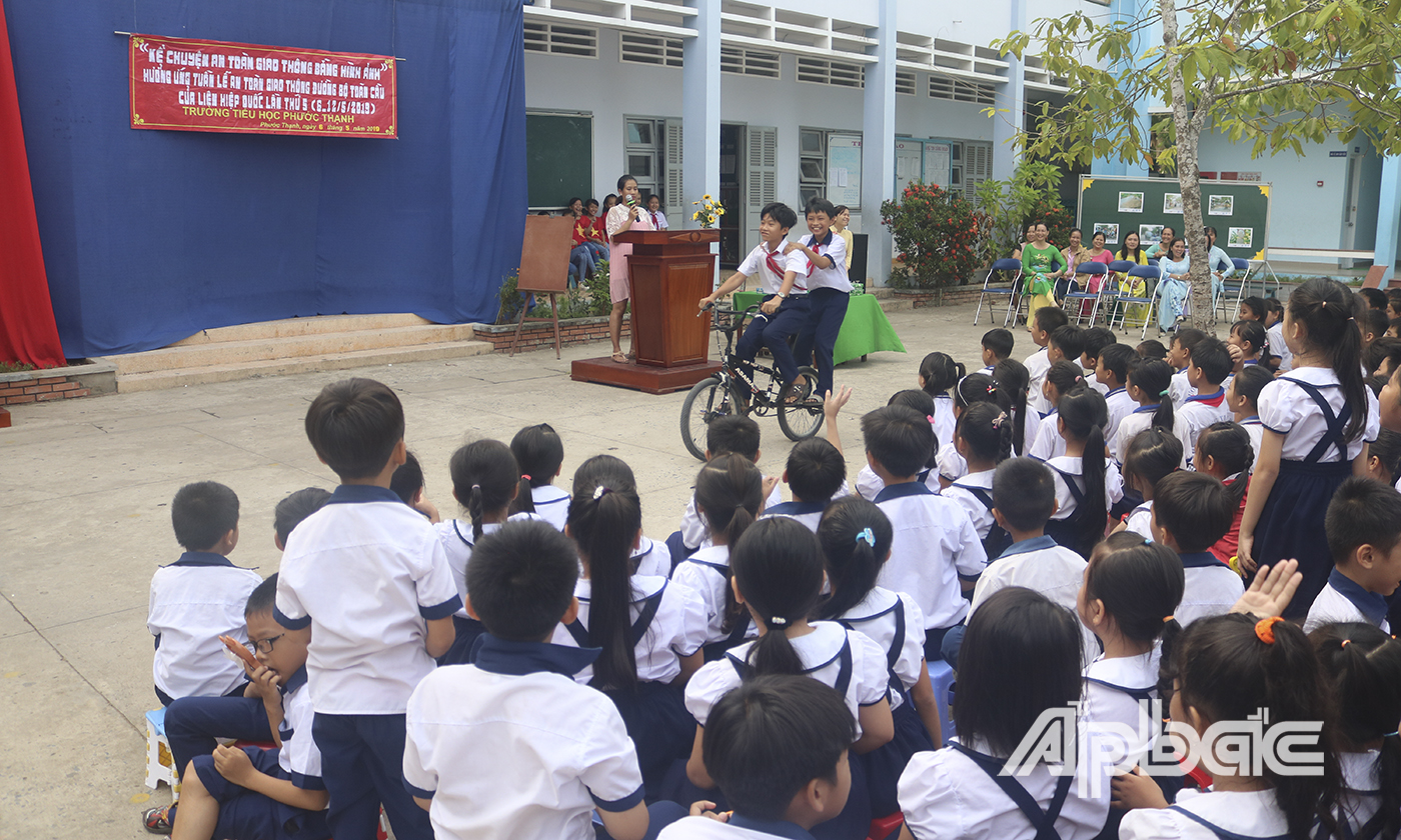 Học sinh theo dõi hoạt cảnh tình huống giao thông.