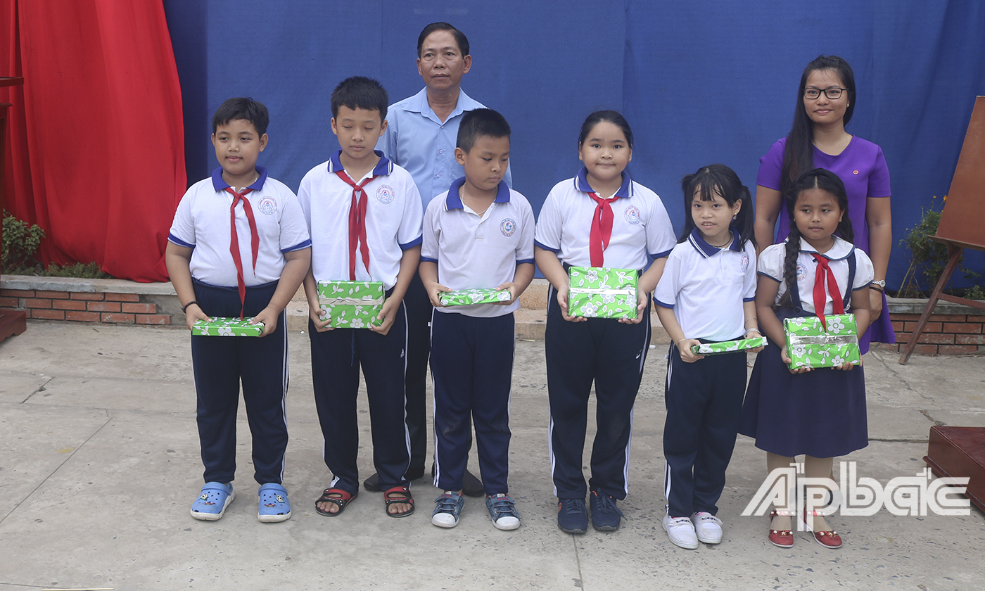 Tặng quà cho các em học sịnh tham gia các hoạt động trò chơi.