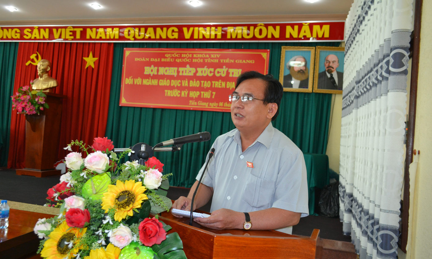Đồng chí Võ Văn Bình phát biểu tại buổi tiếp xúc