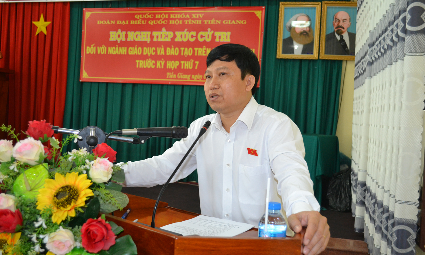 Đại biểu Lê Quang Trí phát biểu tại buổi tiếp xúc