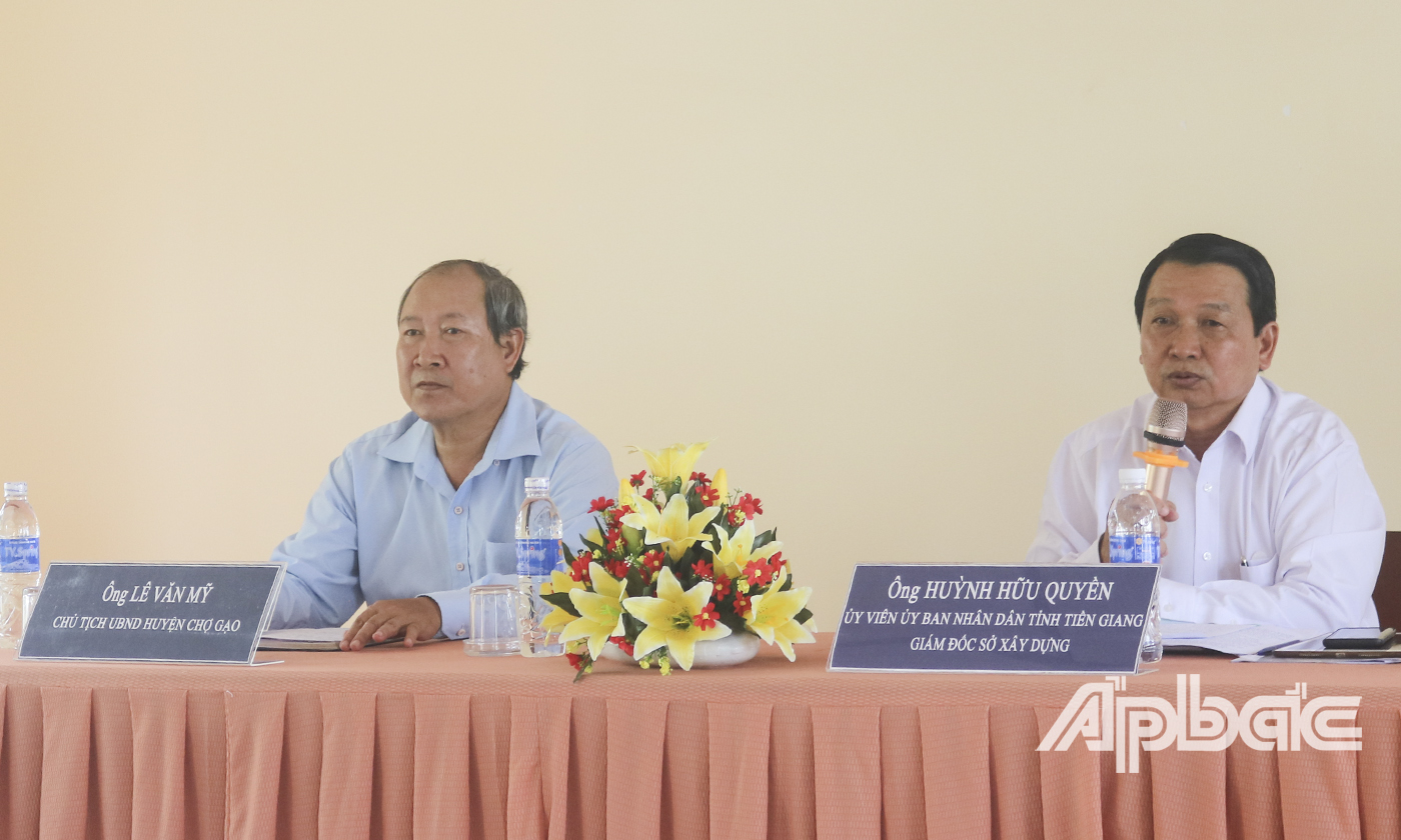 Đồng chí Huỳnh Hữu Quyền (bên phải) phát biểu tại buổi gặp gỡ.
