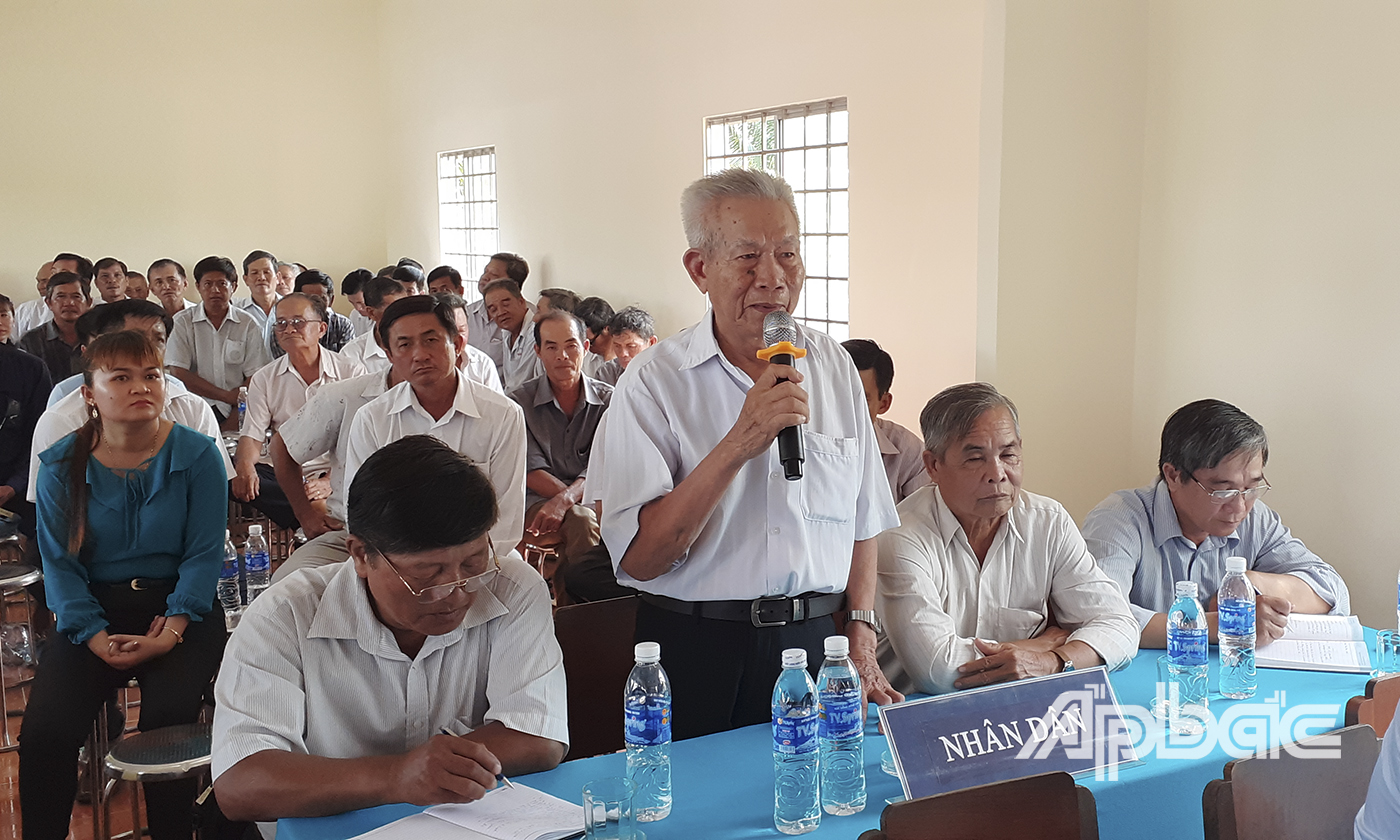 Người dân xã Song Bình (huyện Chợ Gạo) phát biểu ý kiến.