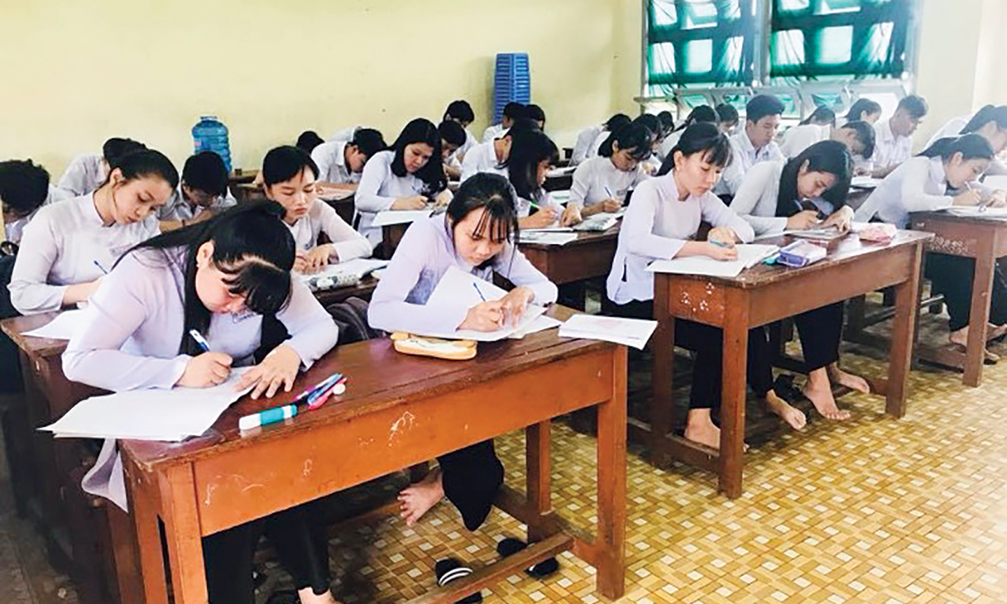 Học sinh lớp 12 đang tập trung ôn tập cho Kỳ thi THPT Quốc gia.