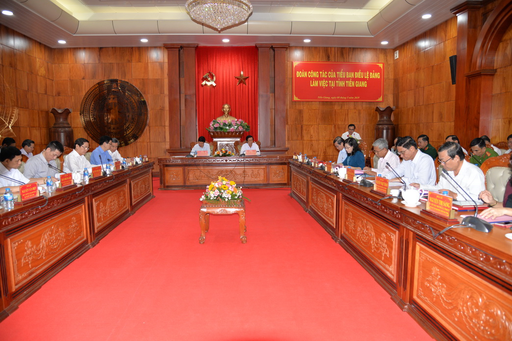 Quang cảnh buổi làm việc