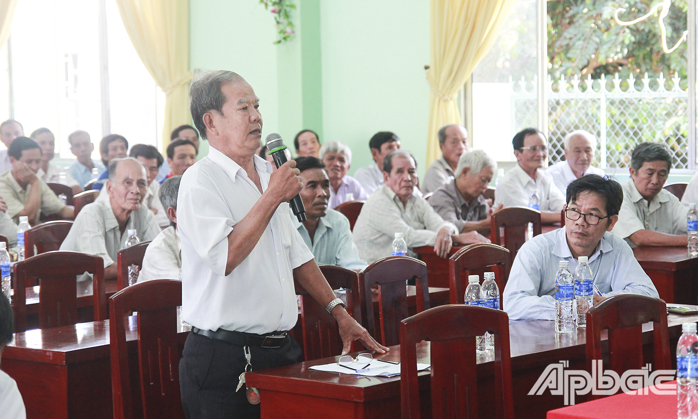 Người dân xã Long Tiên (huyện Cai Lậy) phát biểu ý kiến.