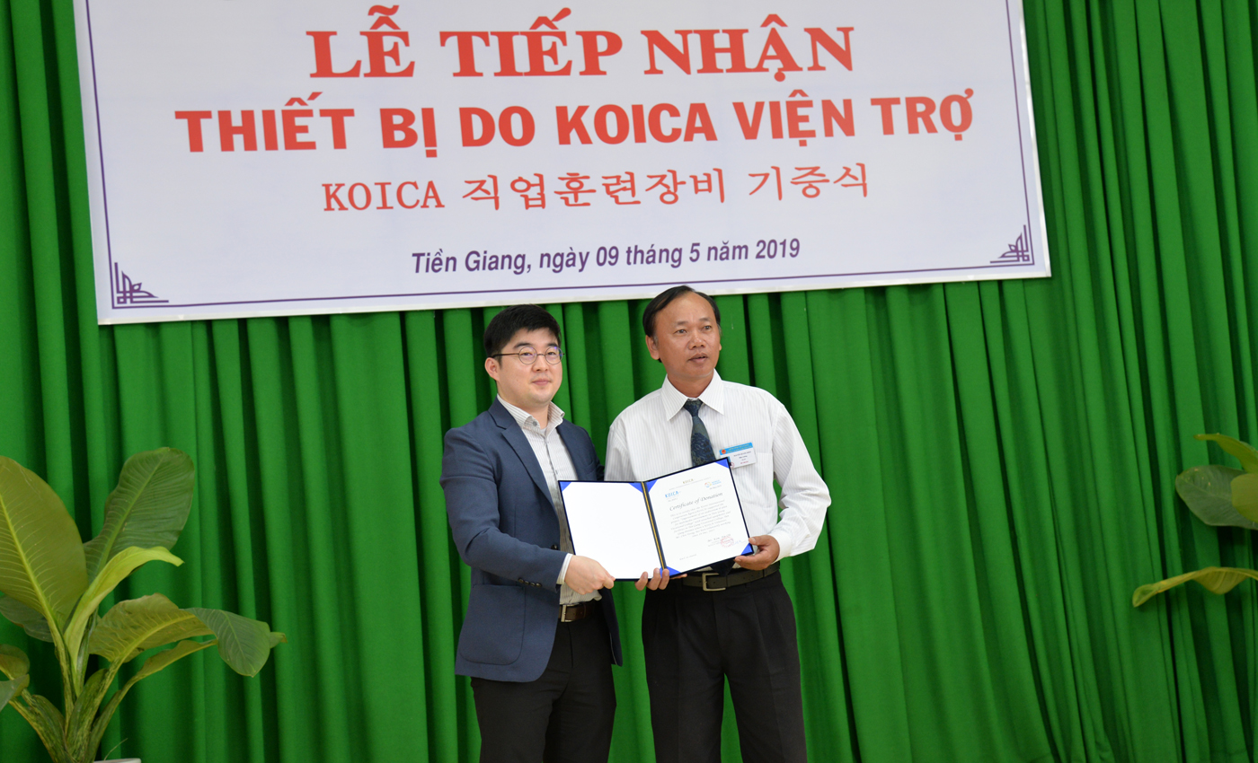 Tổ chức KOICA trao chứng nhận viện trợ cho nhà trường
