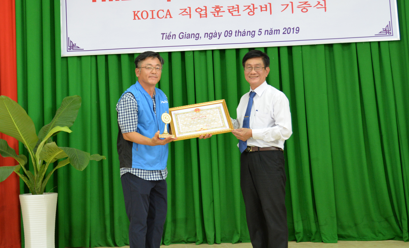 Trao bằng khen của UBND tỉnh cho tình nguyện viên Choi Yeong