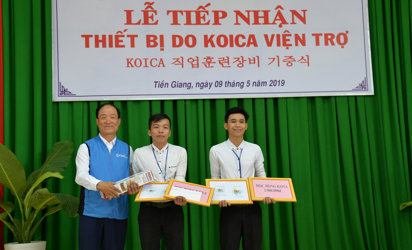Tình nguyện viên KOICA trao học bổng cho học sinh nhà trường