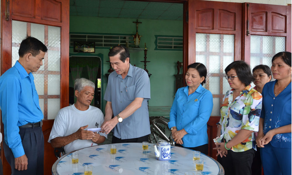 Chủ tịch UBND tỉnh Lê Văn Hưởng thăm, tặng quà anh Đặng Phúc Nhiên (ngụ xã Tân Trung, TX. Gò Công).