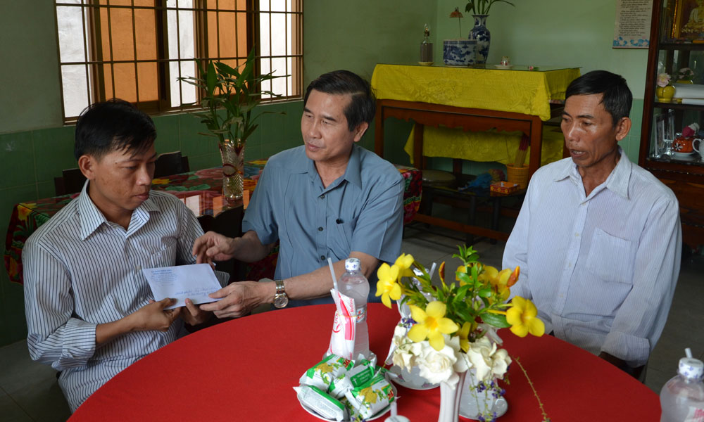 Chủ tịch UBND tỉnh Lê Văn Hưởng thăm, tặng quà anh Lý Thanh Hồng (ngụ xã Bình Nhì, huyện Gò Công Tây).