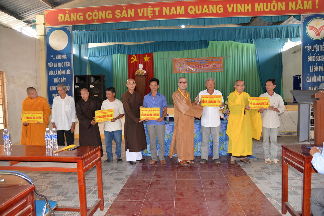 Ban Trị sự Phật giáo tỉnh trao bảng tượng trưng bàn giao nhà cho 5 hộ nghèo ở xã Bình Phục Nhứt, huyện Chợ Gạo