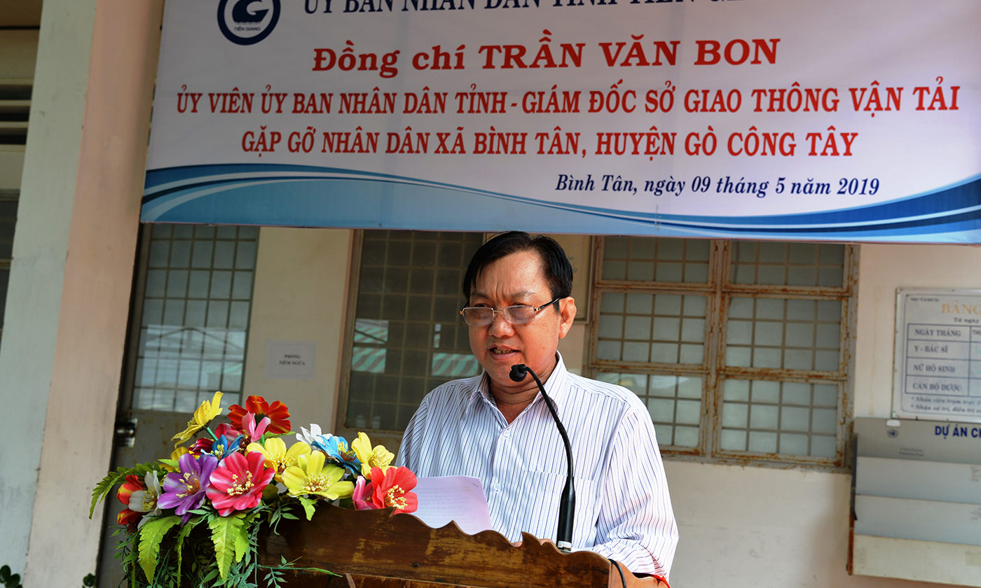 Đồng chí Trần Văn Bon phát biểu tại buổi gặp gỡ nhân dân xã Bình Tân