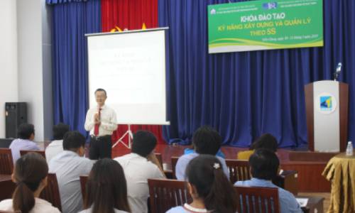 Giảng viên hướng dẫn tại lớp học. 