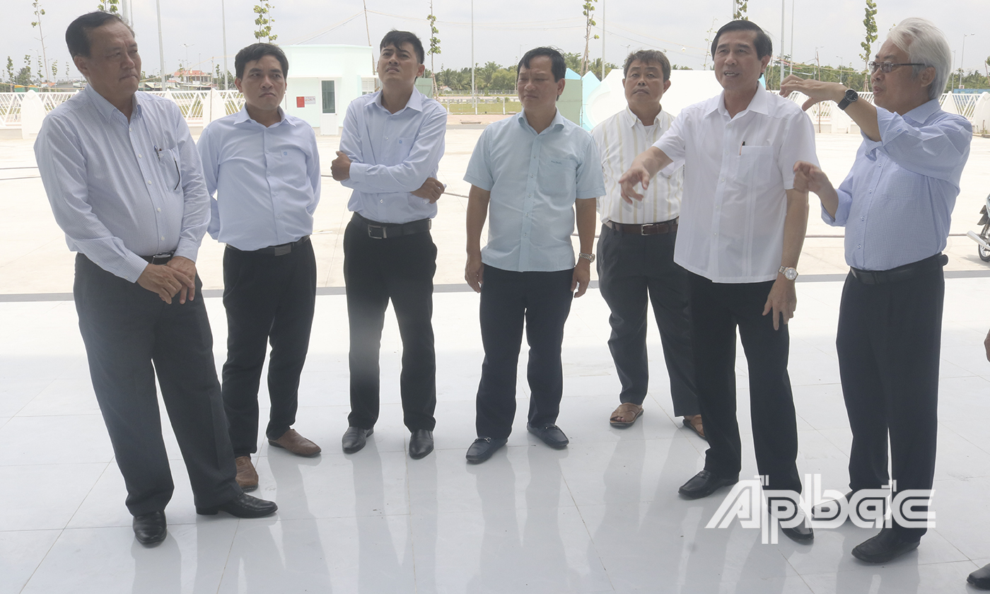 Lãnh đạo tỉnh khảo sát công trình Nhà Thiếu nhi tỉnh.
