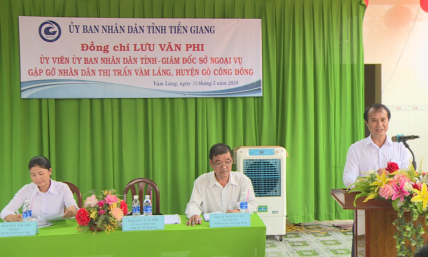 Đồng chí Lưu Văn Phi phát biểu tại buổi gặp gỡ người dân Thị trấn Vàm Láng.
