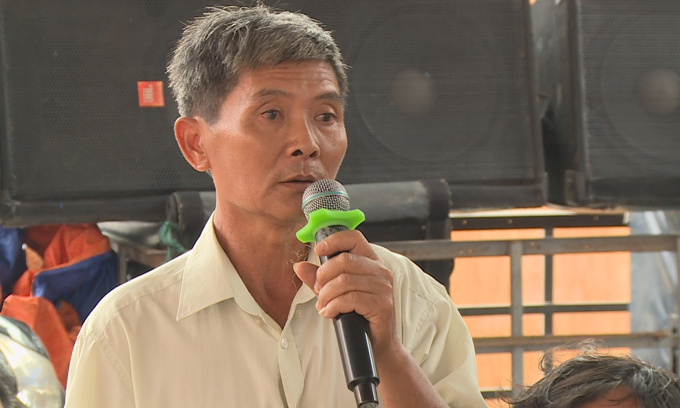 Người dân Thị trấn Vàm Láng phát biểu ý kiến.