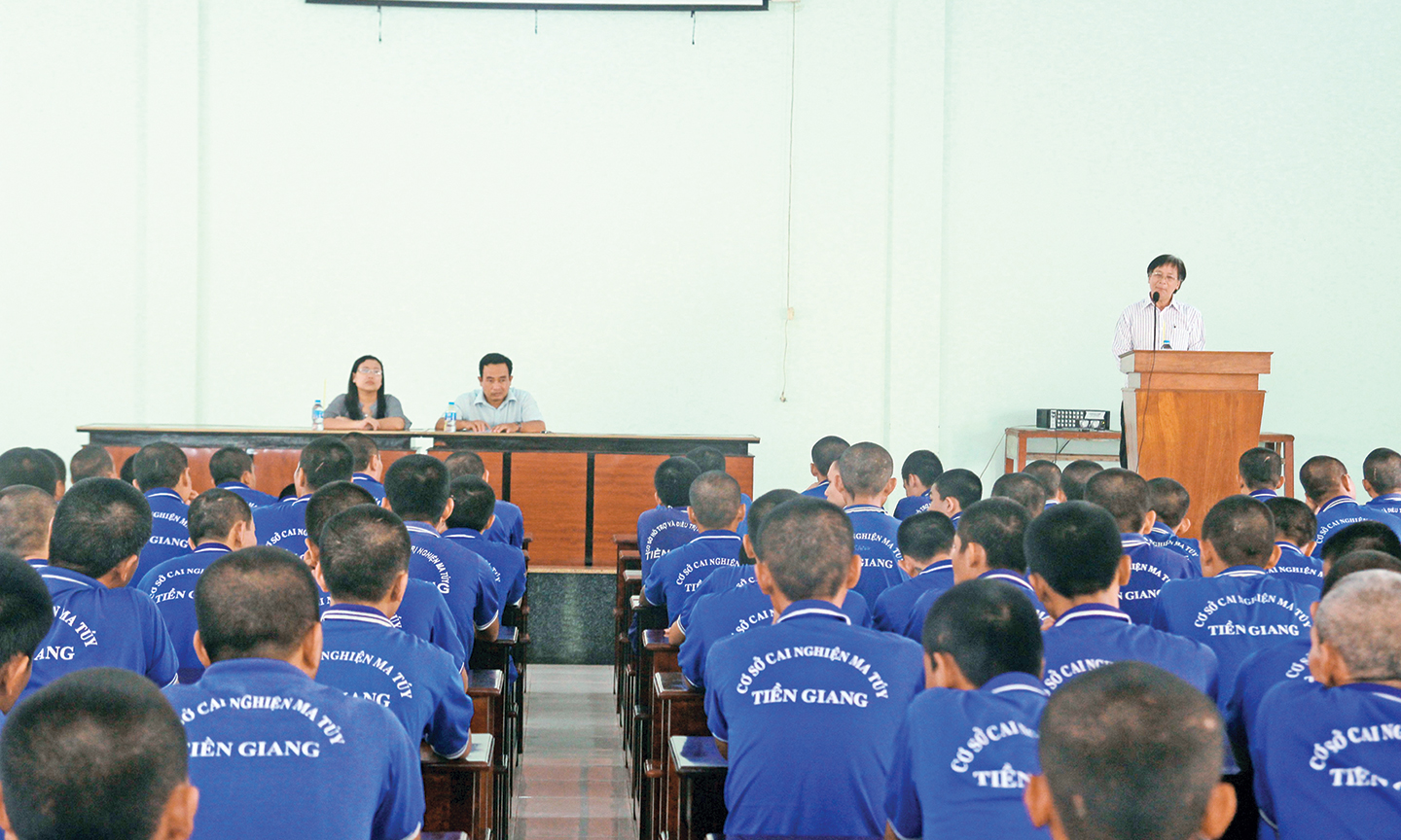 Tuyên truyền, phổ biến pháp luật cho người nghiện ma túy tại Cơ sở cai nghiện ma túy tỉnh. 					               Ảnh: VĂN THẢO