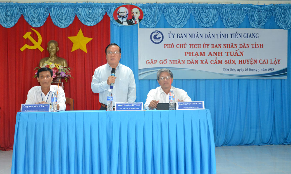 Phó Chủ tịch UBND Phạm Anh Tuấn phát biểu tại buổi gặp gỡ nhân dân xã Cẩm Sơn.