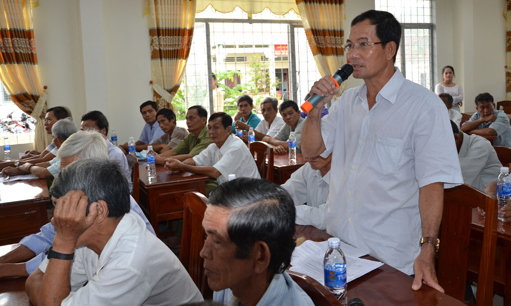 Người dân xã Cẩm Sơn phát biểu ý kiến.