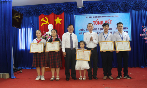 Ban tổ chức trao giải Nhất cho các sản phẩm đạt giải.