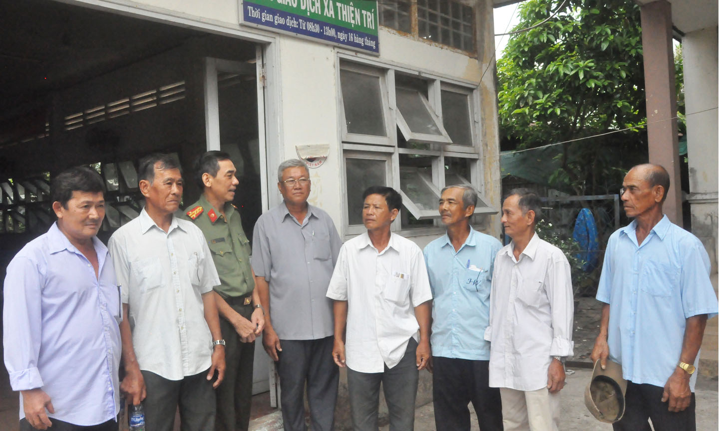 Đại tá Nguyễn Hữu Trí trò chuyện với người dân xã Thiện Trí sau buổi gặp gỡ.