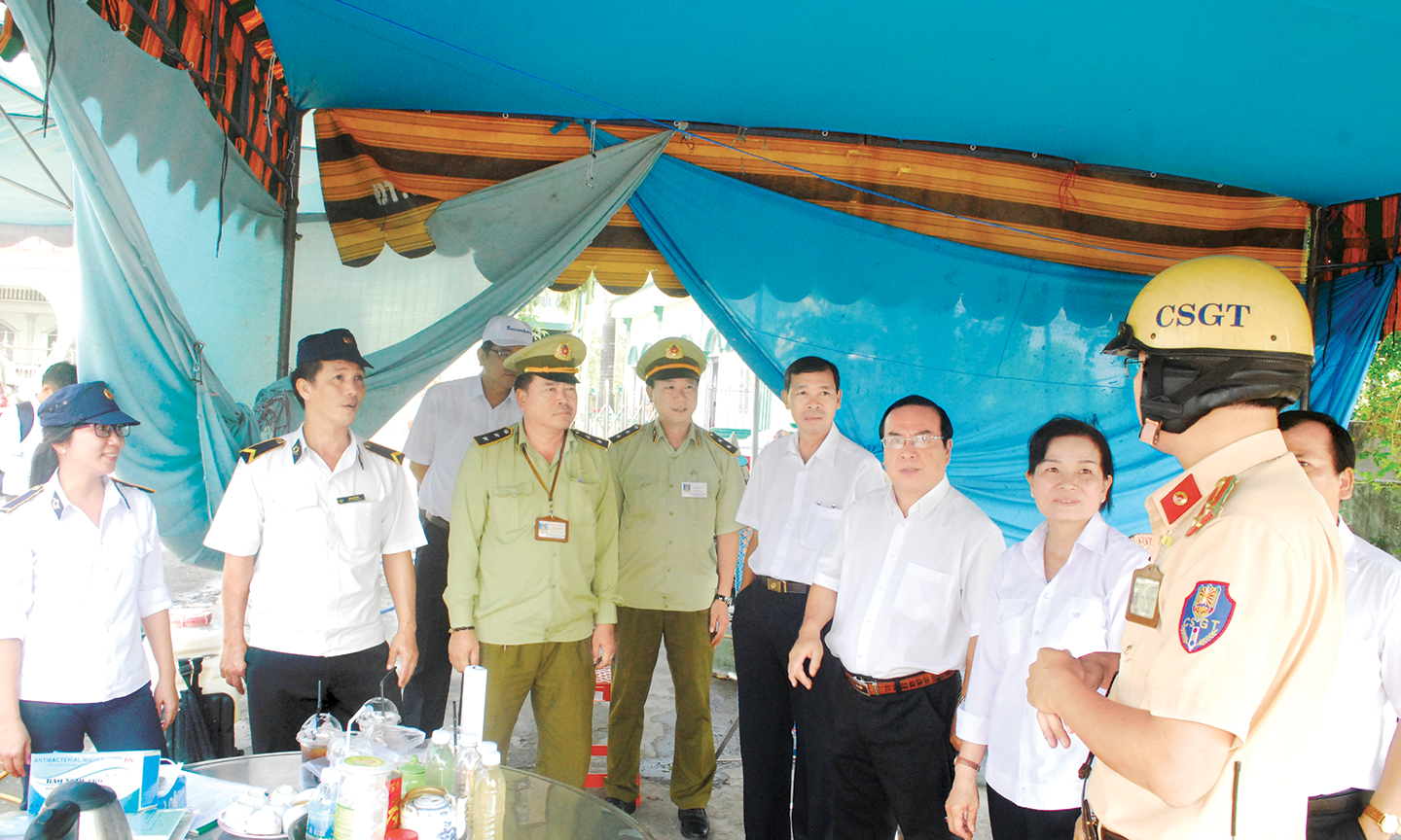 Lãnh đạo tỉnh cùng lãnh đạo các sở, ngành và địa phương kiểm tra công tác phòng, chống dịch tả heo châu Phi.                                                         			                                   Ảnh: Nguyễn Sự