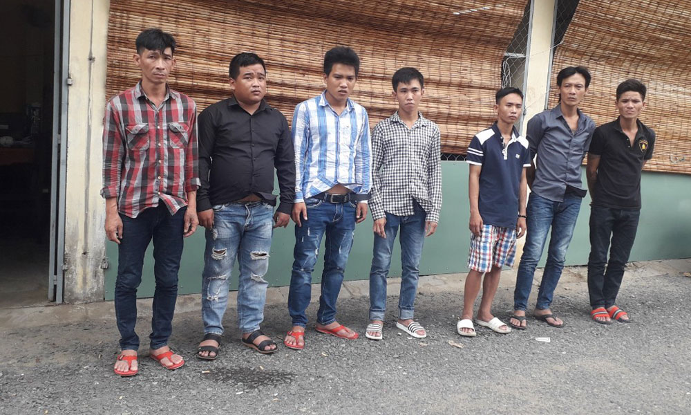 Các đối tượng bị tạm giữ tại cơ quan Công an.