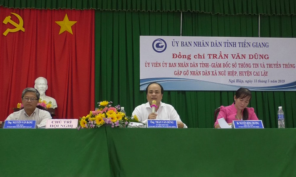 Giám đốc Sở Thông tin và Truyền thông Trần Văn Dũng phát biểu tại buổi gặp gỡ người dân xã Ngũ Hiệp.