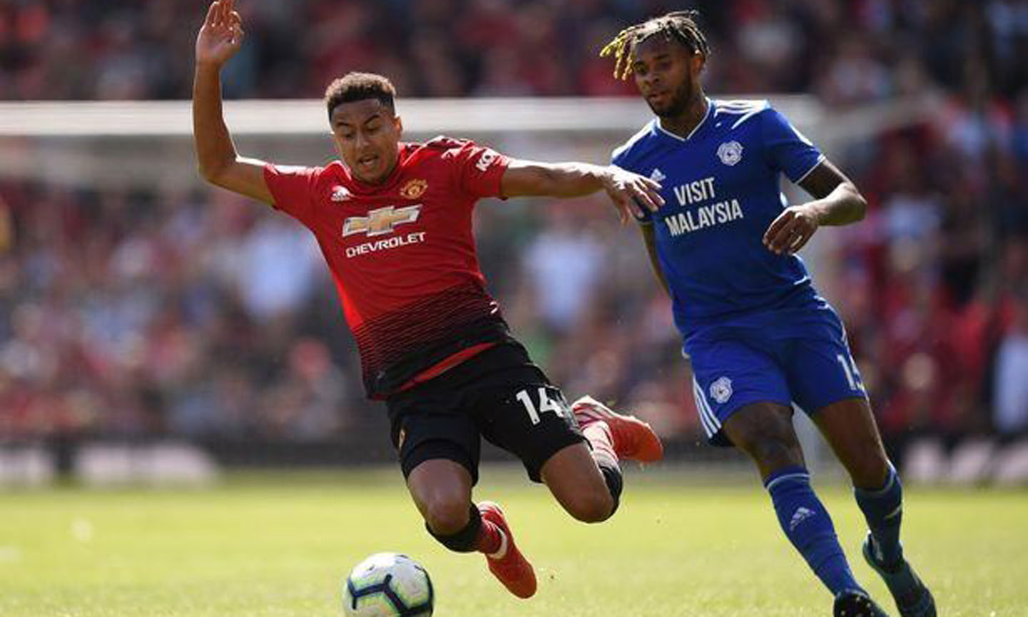 Leandro Bacuna (áo xanh) góp mặt trong trận Cardiff thắng Manchester United 2-0. (Nguồn: Getty Images)