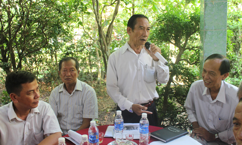Người dân phát biểu ý kiến.