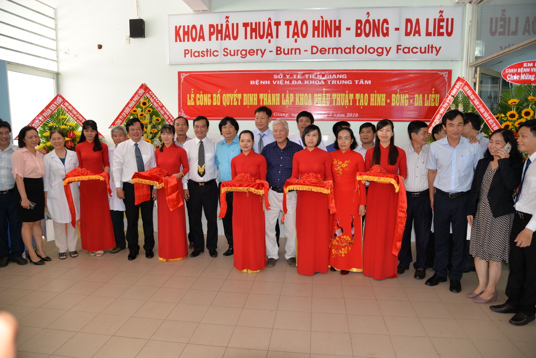 Cắt băng khánh thành khoa 