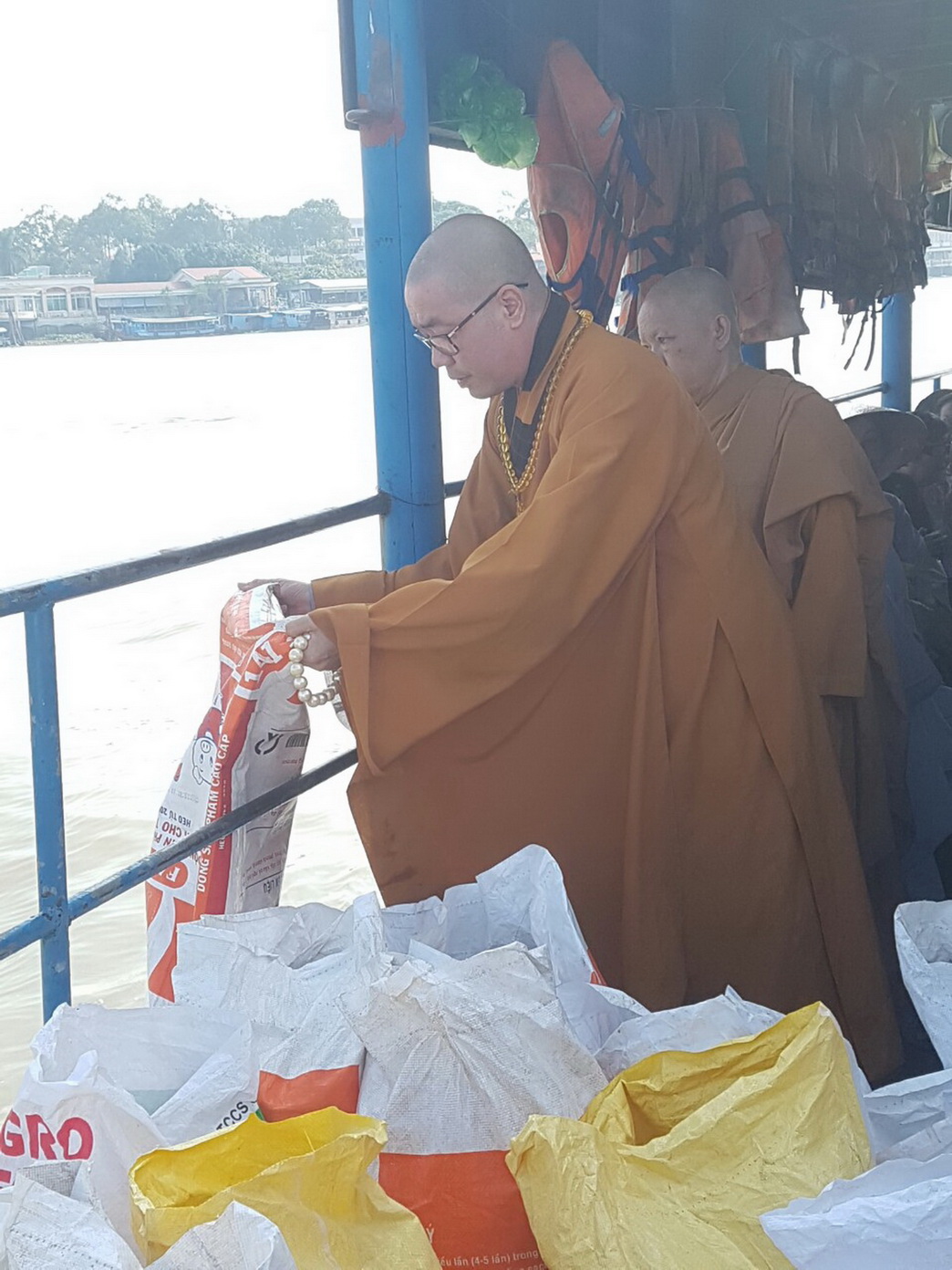 ​Thượng tọa Thích quảng Lộc, Phó Trưởng Ban Trị sự Phật giáo tỉnh thả cá giống về môi trường