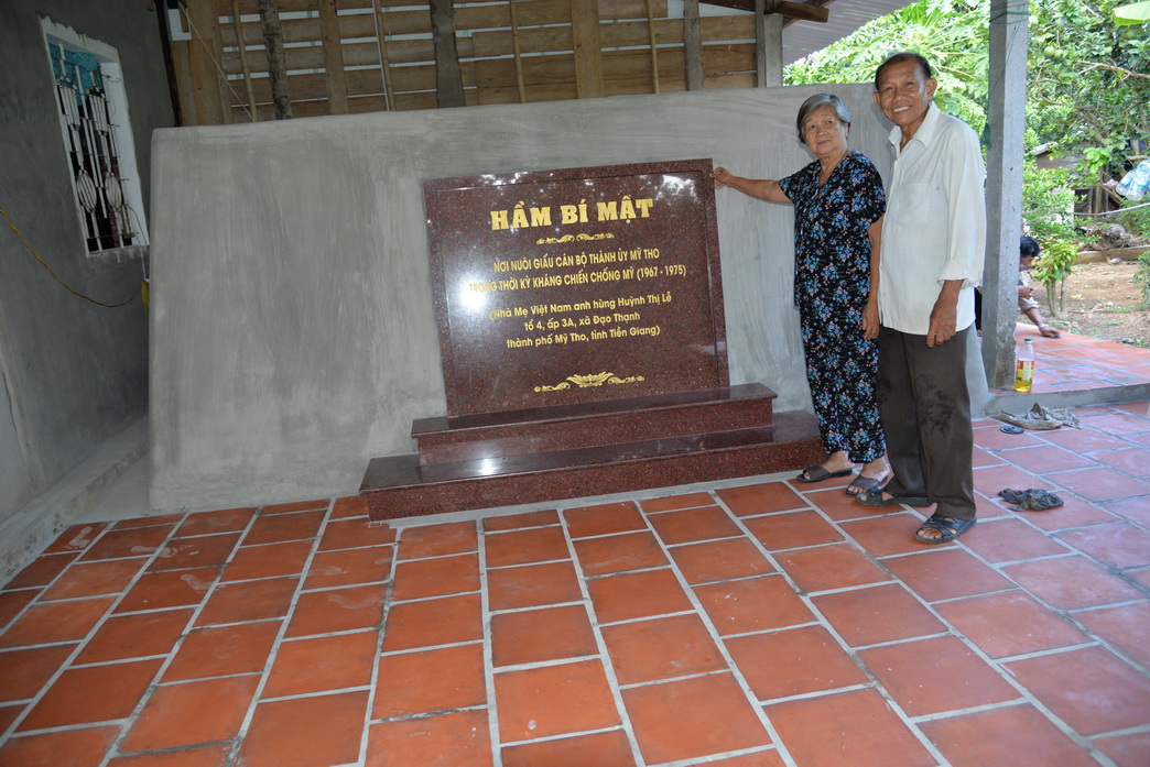 Ông bà Nguyễn Văn Toan, Nguyễn Thị Sen bên trảng xê có căn hầm bí mật vừa được công nhận là khu di tích lịch sử cấp tỉnh.