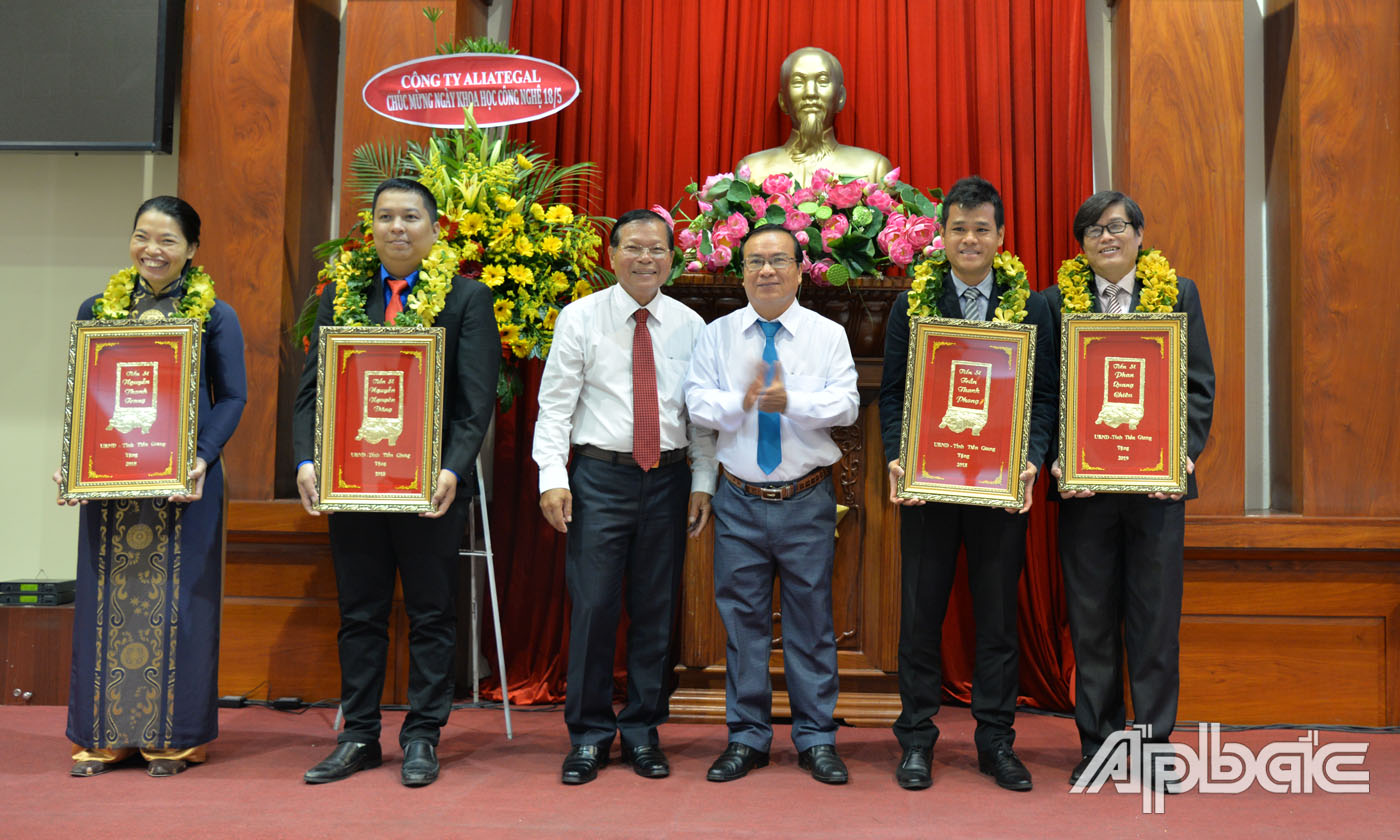 Vinh danh 4 tân tiến sĩ