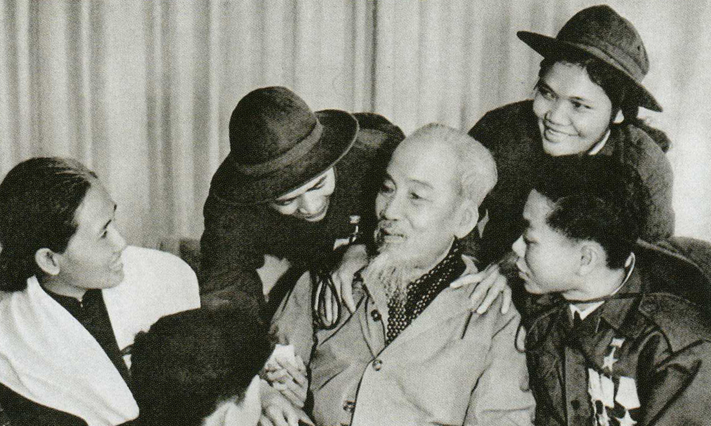 Chủ tịch Hồ Chí Minh với các Anh hùng, dũng sĩ miền Nam ra thăm miền Bắc năm 1969.