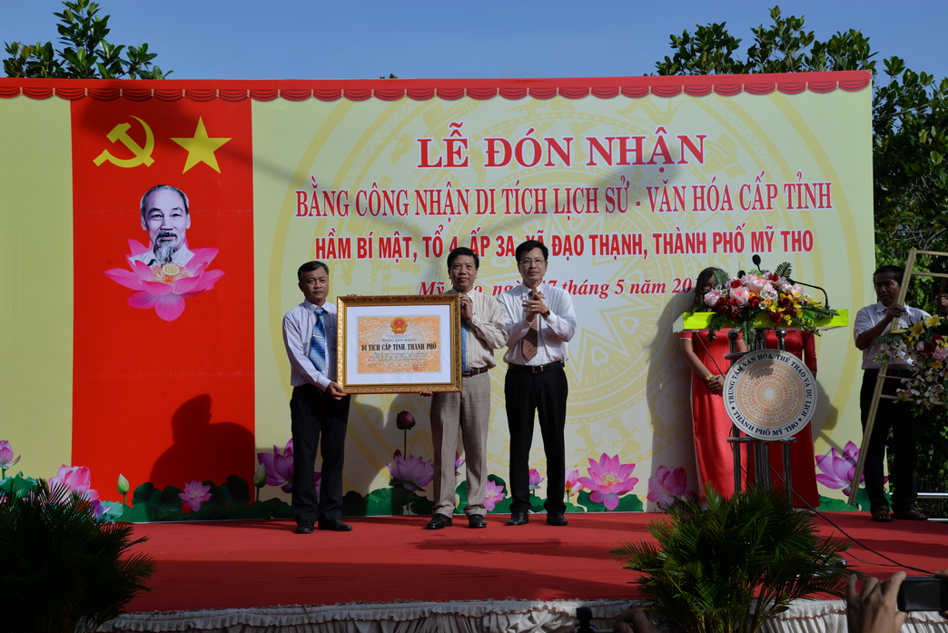 Chủ tịch UBND TP. Mỹ tho Nguyễn Văn Công trao Bằng công nhận Di tích lịch sử cấp tỉnh cho Chủ tịch UBND xã Đạo Thạnh Ngô Quang Tín