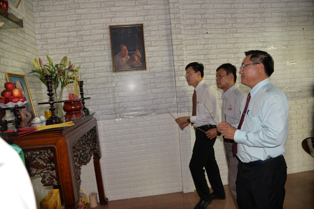 Lãnh đạo TP. Mỹ Tho và Sở VHTT&DL thắp hương tưởng nhớ Mẹ VNAH Huỳnh Thị Lễ