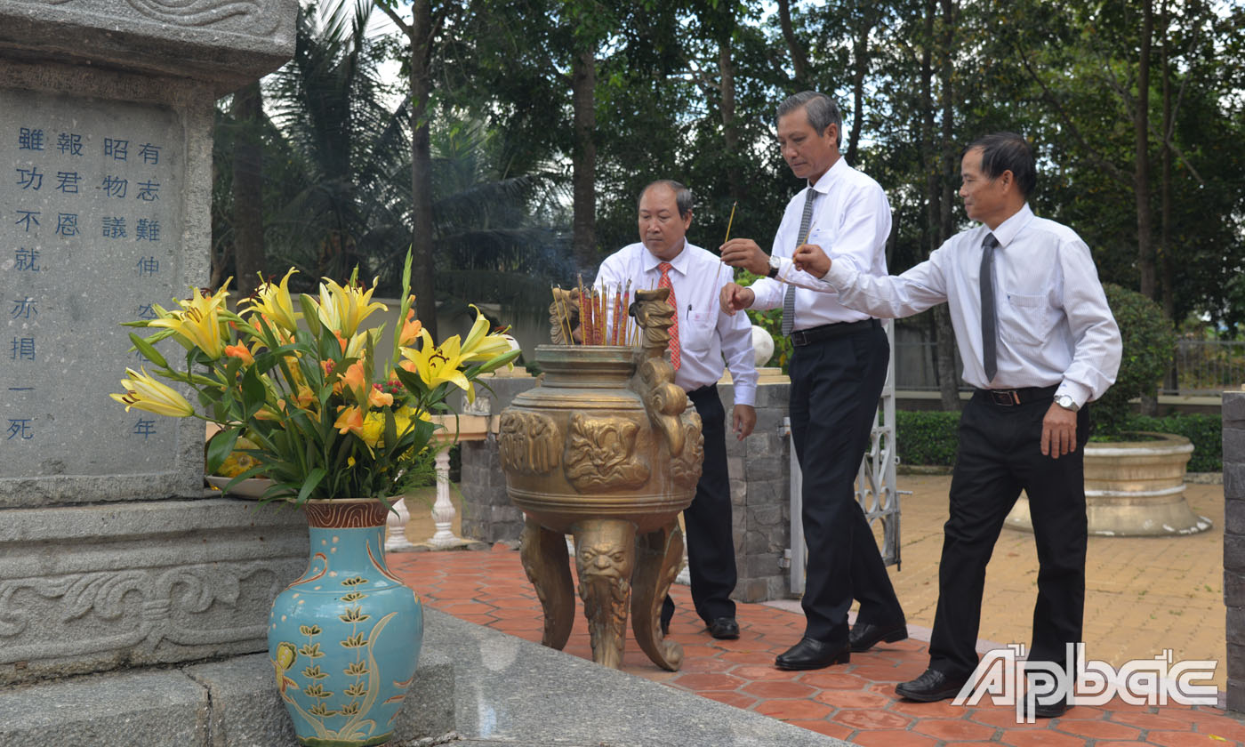 Lãnh đạo huyện Chợ Gạo thắp hương mộ cụ Thủ khoa Nguyễn Hữu Huân