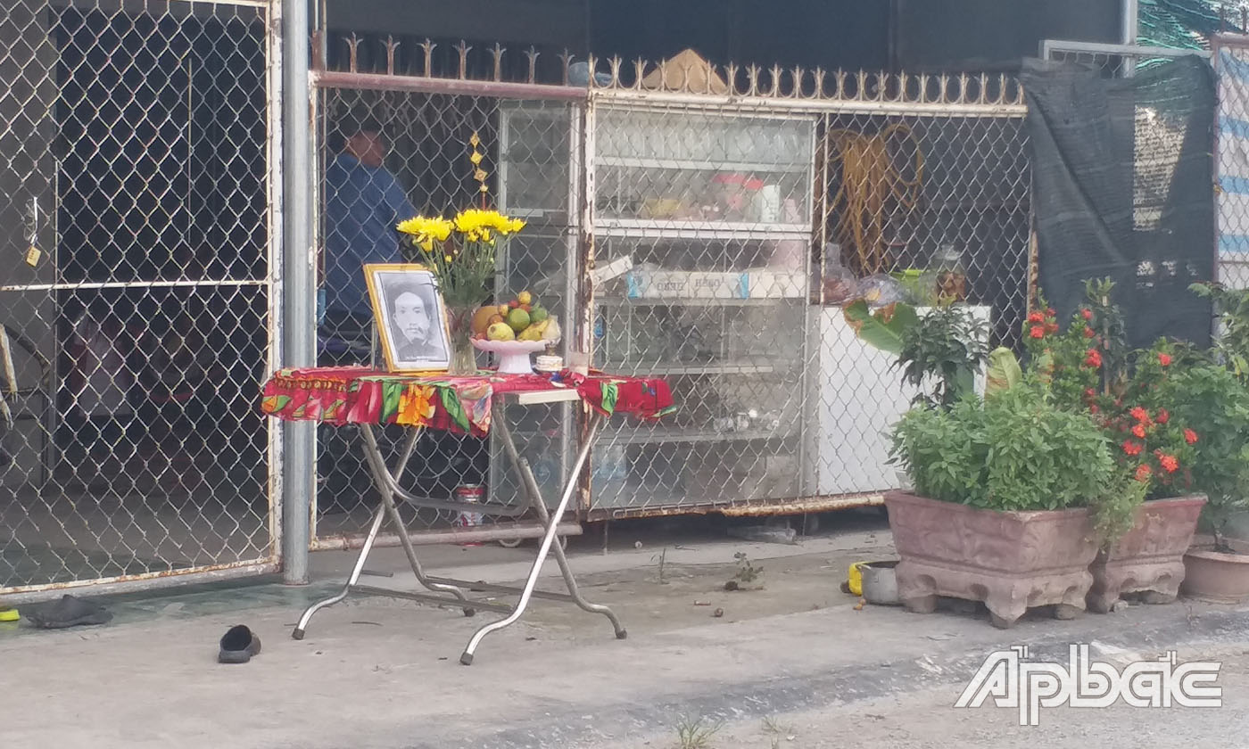 Người dân lập bàn thờ tưởng nhớ cụ Nguyễn Hữu Huân
